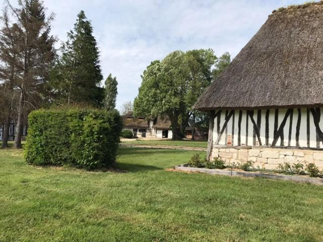 La Gloriette Gite Situe Dans La Propriete Dun Magnifique Manoir Vatteville Exterior photo